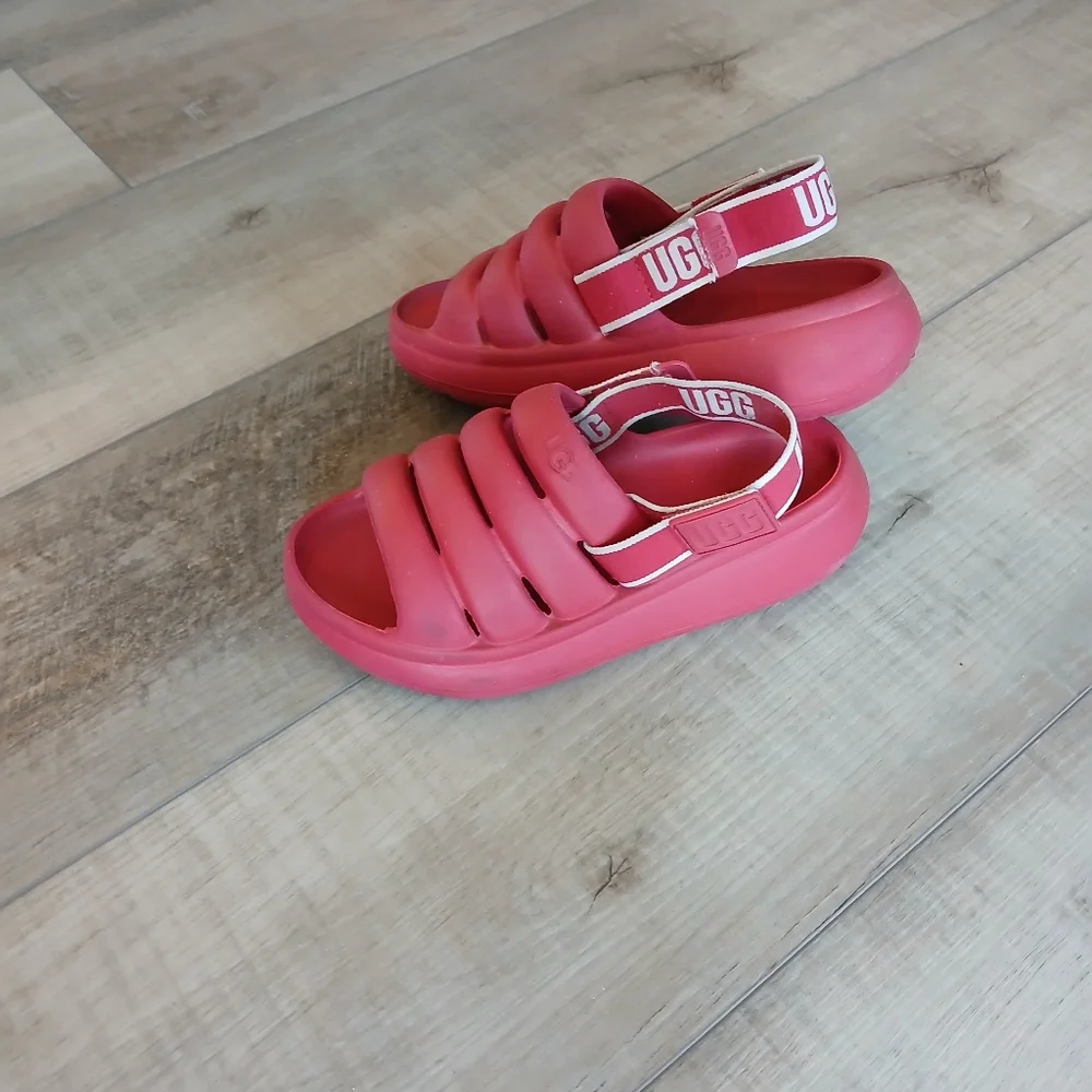 UGG Kids Sport Yeah Slide Sandals in Red. Size 2 (Big Kids)